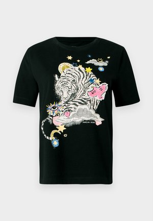 Zwart T-shirt met een kleurrijke afbeelding van een tijger, een roze vlinder, sterren en wolken. Gemaakt van zachte stof met een klassieke pasvorm.