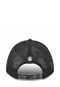 Casquette de baseball en maille noire avec un motif éclaboussé coloré sur la sangle réglable et un logo NFL à l'arrière.