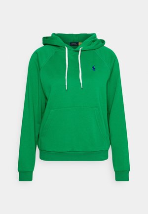 Zielona bluza z kapturem z długim rękawem, białymi sznurkami, kieszenią kangurką, prążkowanymi mankietami i dołem oraz małym, niebieskim haftowanym logo na piersi.
