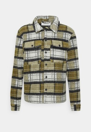 Giacca camicia a maniche lunghe con motivo a quadri verde oliva, bianco e nero e due tasche frontali sul petto con patte con bottoni.