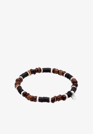 Elastisches Armband mit abwechselnd dunkelbraunen Holzperlen, schwarzen Gummisegmenten und weißen Abstandhaltern, versehen mit einem kleinen silbernen Anhänger.