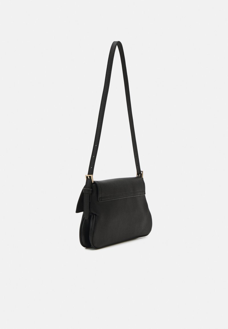 Borsa a tracolla in pelle nera con texture liscia, tracolla regolabile e dettagli in metallo color oro. Forma rettangolare compatta con chiusura a patta.