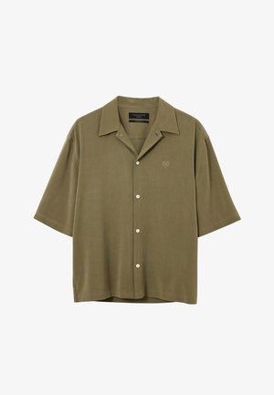 Oliven grøn kortærmet skjorte med knaplukning foran, med en afslappet krave og en broderet hjerte-detail på brystet.