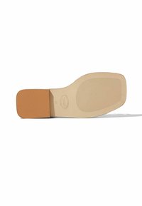 Suela de zapato de cuero con forma rectangular ancha, presentando una superficie suave en tono marrón claro y un área del talón ligeramente elevada. Logo en relieve claramente visible.
