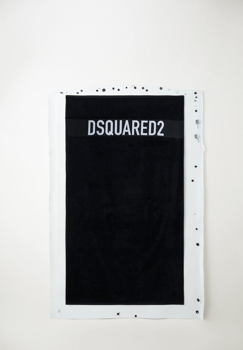 Serviette noire avec texture éponge, dotée d'une bordure blanche et d'un accent noir. Affiche "DSQUARED2" en lettres majuscules en haut.