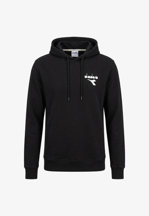 Felpa nera con cappuccio, maniche lunghe, tasca a marsupio frontale, coulisse regolabili e logo Diadora bianco sul petto.