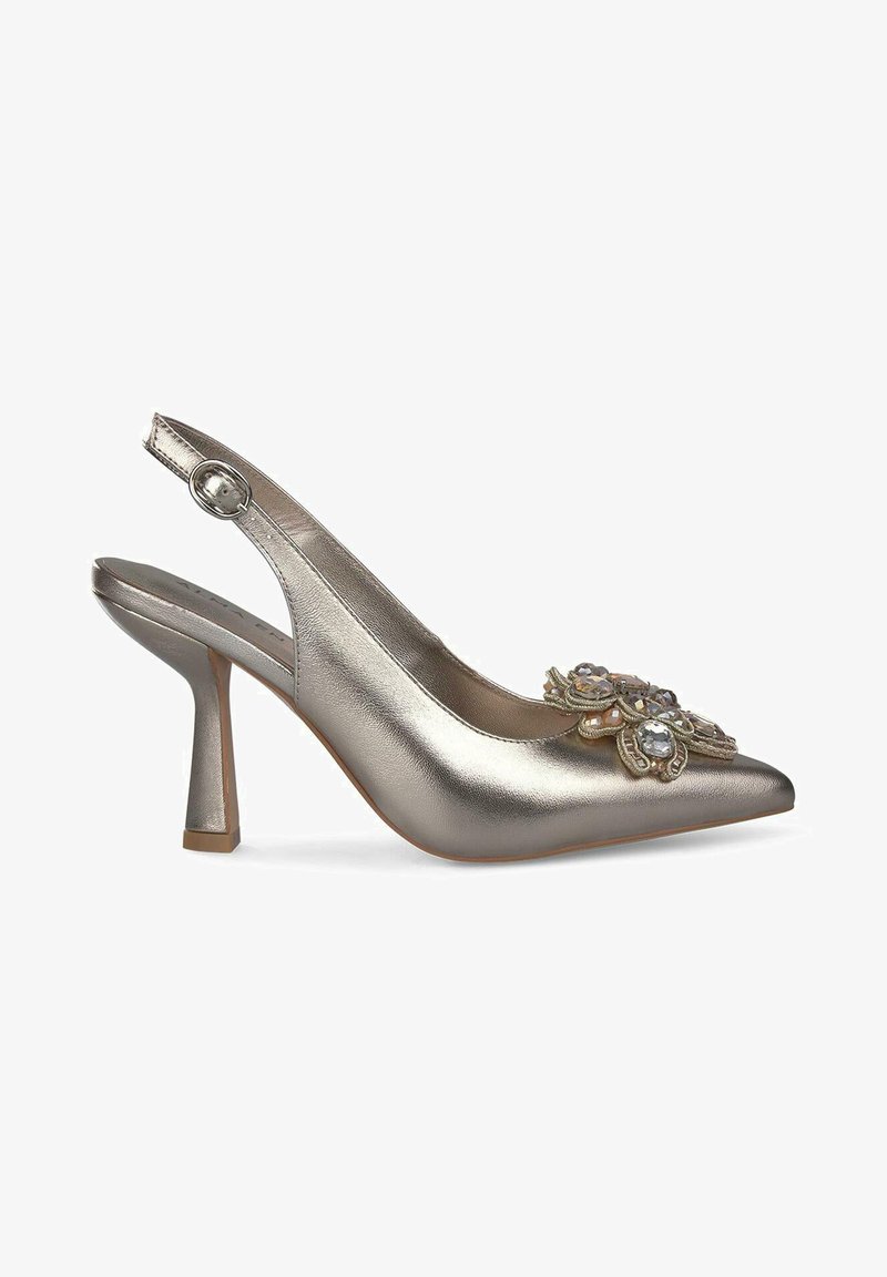 Metallic zilveren slingback hak met een spitse neus, versierd met een bloemenontwerp met heldere en gekleurde stenen. Stiletto hak.
