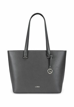 Schwarze, strukturierte Leder-Tasche mit doppelten Griffen, silbernem Logoanhänger und kleiner silberner Markenplakette, zentriert nahe dem Boden.