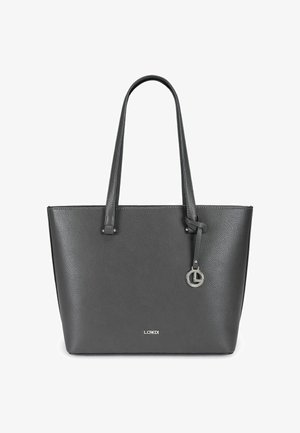 Zwarte getextureerde leren totebag met dubbele handvatten, zilveren logo hanger en klein zilveren merknaamplaatje gecentreerd vlak bij de onderkant.