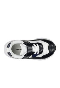 Schwarz-weißer Sportschuh mit einem Mesh-Obermaterial, Lederakzenten und einem Klettverschluss. Verfügt über eine gepolsterte Zunge und das "BARTE"-Logo im Inneren.