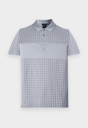 Vaaleanharmaa polo-paitta, jossa on ruutumalli, kaksinappinen kaulus ja pyöreä logo. Valmistettu sileästä ja hengittävästä kankaasta.