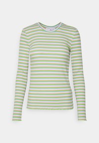 Langmouw shirt met een geribbelde textuur en groene, roze en witte horizontale strepen. Ronde hals en rafelige zoomdetail.