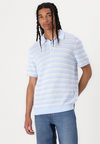 Lyseblå kortærmet polo-shirt med et strikket mønster, der har vandrette striber og en krave, lavet af åndbart stof.