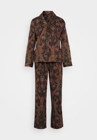 Conjunto de roupa de lazer com padrão, apresentando uma jaqueta com colarinho e calças coordenadas. Tecido com desenhos intrincados em tons de castanho, dourado e vermelho, oferecendo uma textura suave.