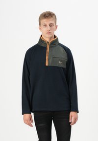 Pullover in pile blu navy con colletto zip, pannello centrale in verde oliva a contrasto, dettagli arancioni sulla zip e una piccola tasca frontale.