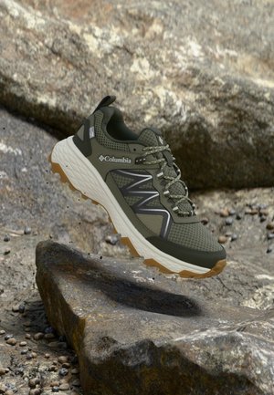 PEAKFREAK RUSH - Outdoorschoenen - stone green/light sand