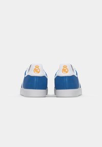 adidas Originals GAZELLE - Indendørsfodboldstøvler - real madrid/bluebird/footwear white/crew yellow