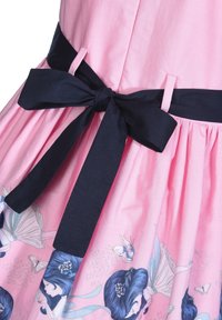 Růžové šaty z látky s námořnickou modrou páskou a mašlí, s nabranou sukní ozdobenou světle modrými a fialovými motýlími vzory.