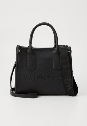 Sort Valentino håndtaske med dobbelte håndtag og bred skulderrem præget med mærkenavnet, lavet af tekstureret lædermateriale.