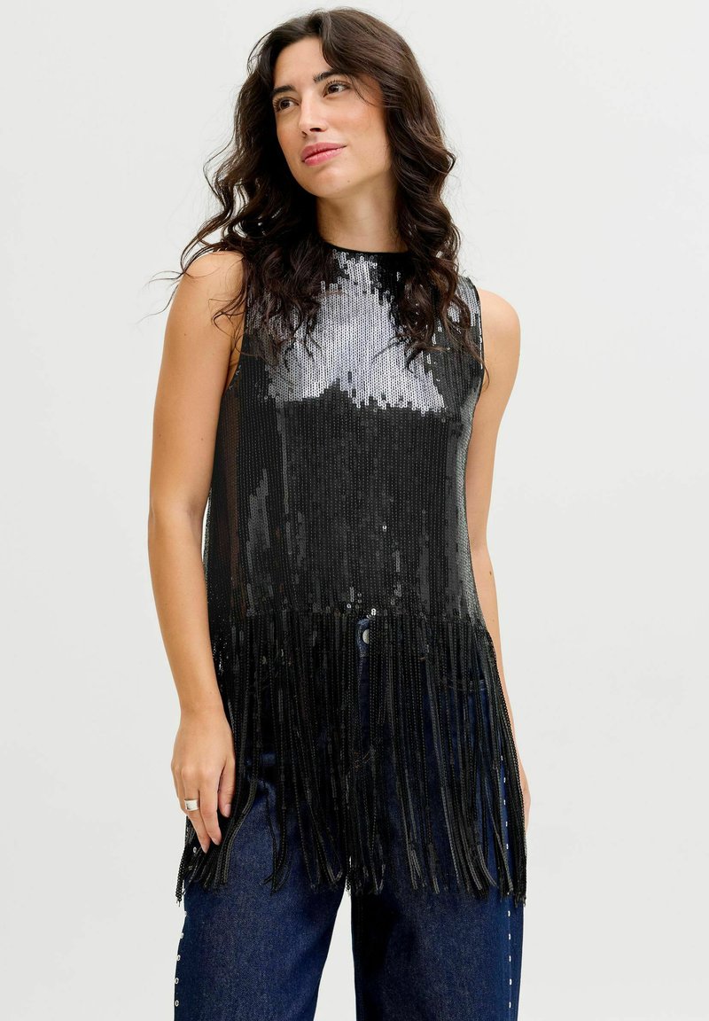 Zwarte mouwloze top met pailletten, voorzien van een franjeszoom. Het materiaal lijkt glanzend en gestructureerd, wat de visuele impact versterkt.