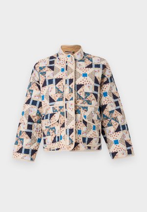 Jachetă matlasată în bej, cu un model patchwork ce include designuri florale și geometrice în nuanțe de navy, albastru și crem. Include două buzunare frontale.
