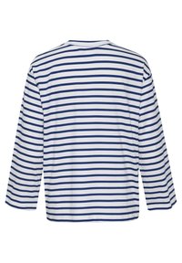 Pasiasta koszula z długim rękawem w białym i granatowym kolorze, z szerokim okrągłym dekoltem i luźnym krojem oraz przeszywanym dołem.