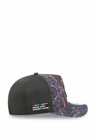 Casquette noire avec un motif éclaboussé multicolore. Comprend une visière plate, des trous de ventilation et un patch logo lisant "Crucial Catch Intercept Cancer."