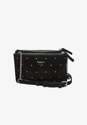 Czarna zamszowa torebka crossbody z akcentami w postaci srebrnych ćwieków, dwoma zamykanymi na zamek komorami, łańcuszkowym paskiem oraz regulowanym skórzanym paskiem na ramię.