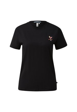 Czarny t-shirt z krótkim rękawem z małym wyhaftowanym kieliszkiem koktajlowym i czerwonym napisem na lewej piersi.