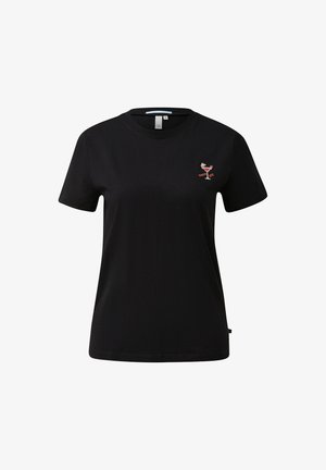 Zwart T-shirt met korte mouwen, klein geborduurd cocktailglas en rode tekst op de linkerborst.