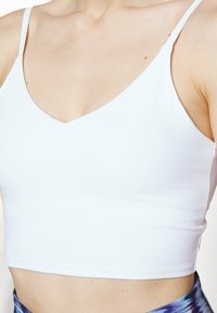 Athleta ELATION V-NECK CROP A-C - Sujetadores deportivos con sujeción ligera - bright white