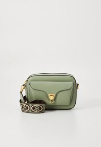 Obdélníková zelená kožená kabelka přes rameno s přední kapsou a zlatým kováním. Popruh je zdoben geometrickým vzorem v odstínech hnědé a krémové.