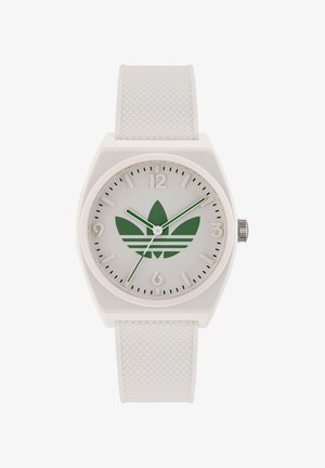 Reloj de plástico blanco con una correa texturizada blanca, esfera redonda, logo verde de tres rayas y marcadores de horas negros. Corona plateada en el lado.