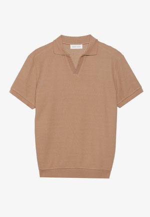 Barna pólóing, mely texturált anyagból készült, v-nyakkal, rövid ujjakkal és bordázott aljjal rendelkezik. Egyszerű dizájn, minta vagy díszítés nélkül.