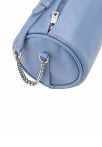 Borsa a mano blu tonda in pelle con una superficie liscia, accessori in argento e un'accoppiatura a catena. Presenta una chiusura con cerniera e un manico corto.