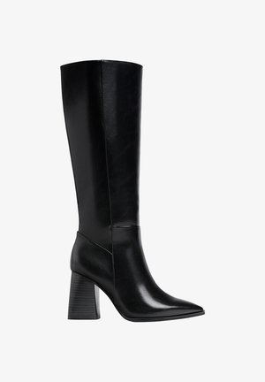 Schwarze kniehohe Stiefel aus glattem Leder, mit spitz zulaufender Zehe und einem Blockabsatz mit vertikalen Streifen. Minimalistisches Design.