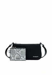 Čierna kožená kabelka so zipsovým uzáverom, obsahujúca odnímateľný strieborný držiak na karty s hadím vzorom a nastaviteľný popruh.