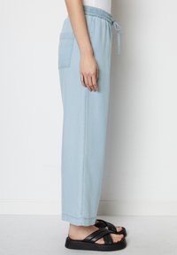 Marc O'Polo WEITE GUMMIZUG - Laisvo kirpimo džinsai - light blue tencel denim