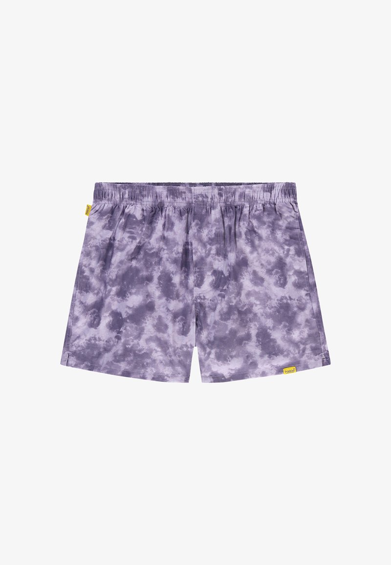 Shorts à taille élastique avec motif tie-dye violet et gris, avec de petites étiquettes de marque jaunes sur le côté gauche et l'ourlet inférieur.