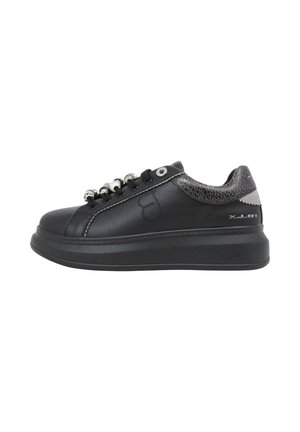 Sneaker platform nera con tallone nero-grigio strutturato, occhielli argentati, dettagli decorativi argentati sulle stringhe e scritta "TB-LX" sulla suola.