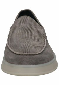 Zapatos tipo slip-on de ante gris con un upper texturizado, puntera redondeada y suela de goma ligera. Presentan un cuello suave y acentos de costura.