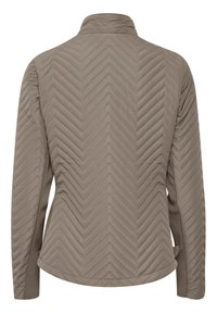 Kurtka pikowana w kolorze taupe z wzorem w jodełkę, z wysokim kołnierzem i długimi rękawami, wykonana z miękkiej, teksturowanej tkaniny.