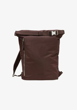 Sac à dos roll-top marron avec sangle réglable, poche zippée argentée à l'avant et fermeture à boucle en métal.