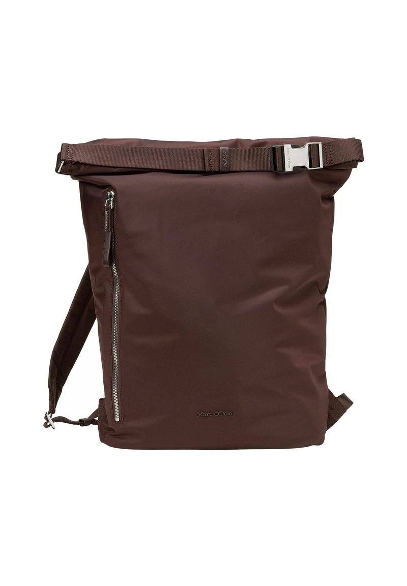 Sac à dos roll-top marron avec sangle réglable, poche zippée argentée à l'avant et fermeture à boucle en métal.