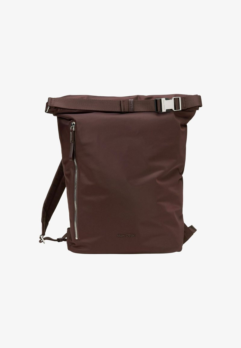 Sac à dos roll-top marron avec sangle réglable, poche zippée argentée à l'avant et fermeture à boucle en métal.