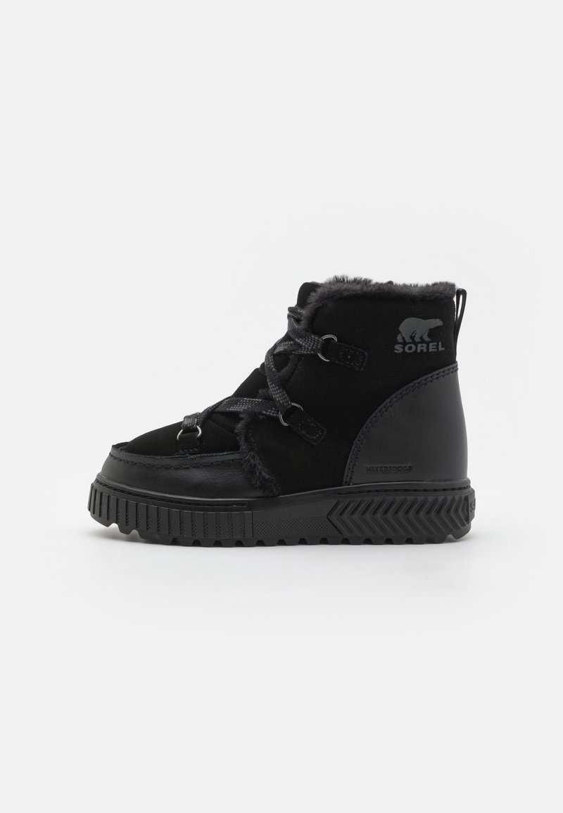 Botas de tobillo impermeables negras con cuello de piel sintética, diseño con cordones, suela de goma y detalles texturizados. Presenta un logotipo prominente.