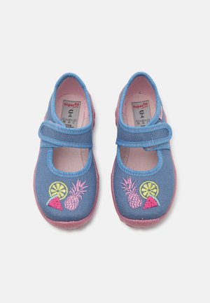 Chaussures pour enfants bleues avec semelles roses et motifs de fruits brodés comprenant ananas, tranche de citron et morceau de pastèque. Fermeture velcro.