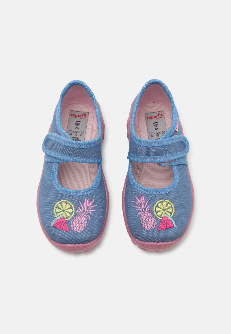 Chaussures pour enfants bleues avec semelles roses et motifs de fruits brodés comprenant ananas, tranche de citron et morceau de pastèque. Fermeture velcro.