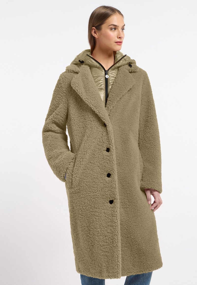 Khaki nepbonten jas met een capuchon, voorzien van grote revers, zwarte knopen, zijzakken en een gewatteerde binnenvoering.