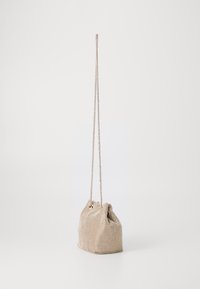 Borsa a sacco beige con motivo e superficie texturizzata, dotata di una lunga tracolla in catena metallica, presentata su uno sfondo bianco.